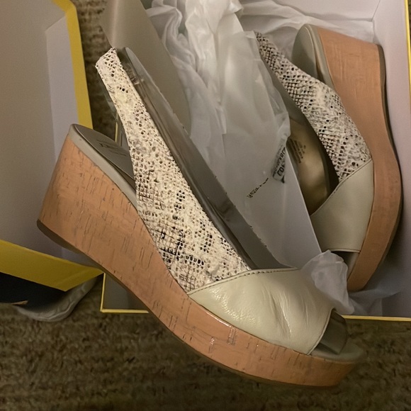 Joan and David wedge sandal - Picture 4 of 5